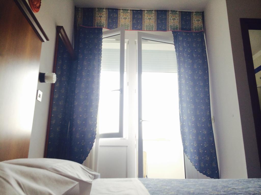 Hotel Villa Candia Линяно Сабиадоро Стая снимка