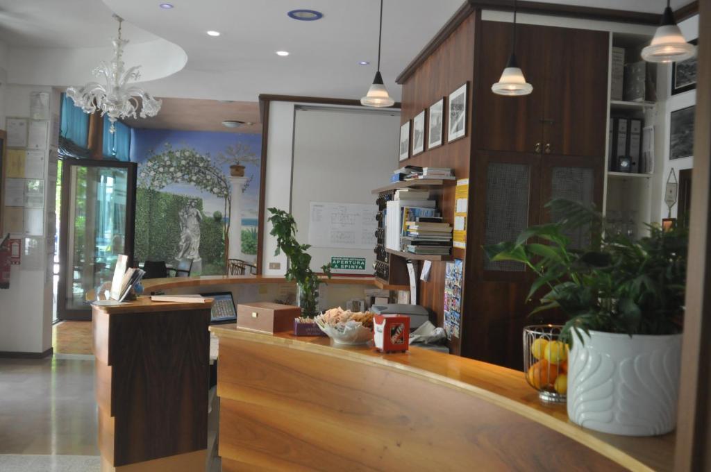 Hotel Villa Candia Линяно Сабиадоро Екстериор снимка