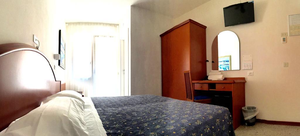 Hotel Villa Candia Линяно Сабиадоро Екстериор снимка